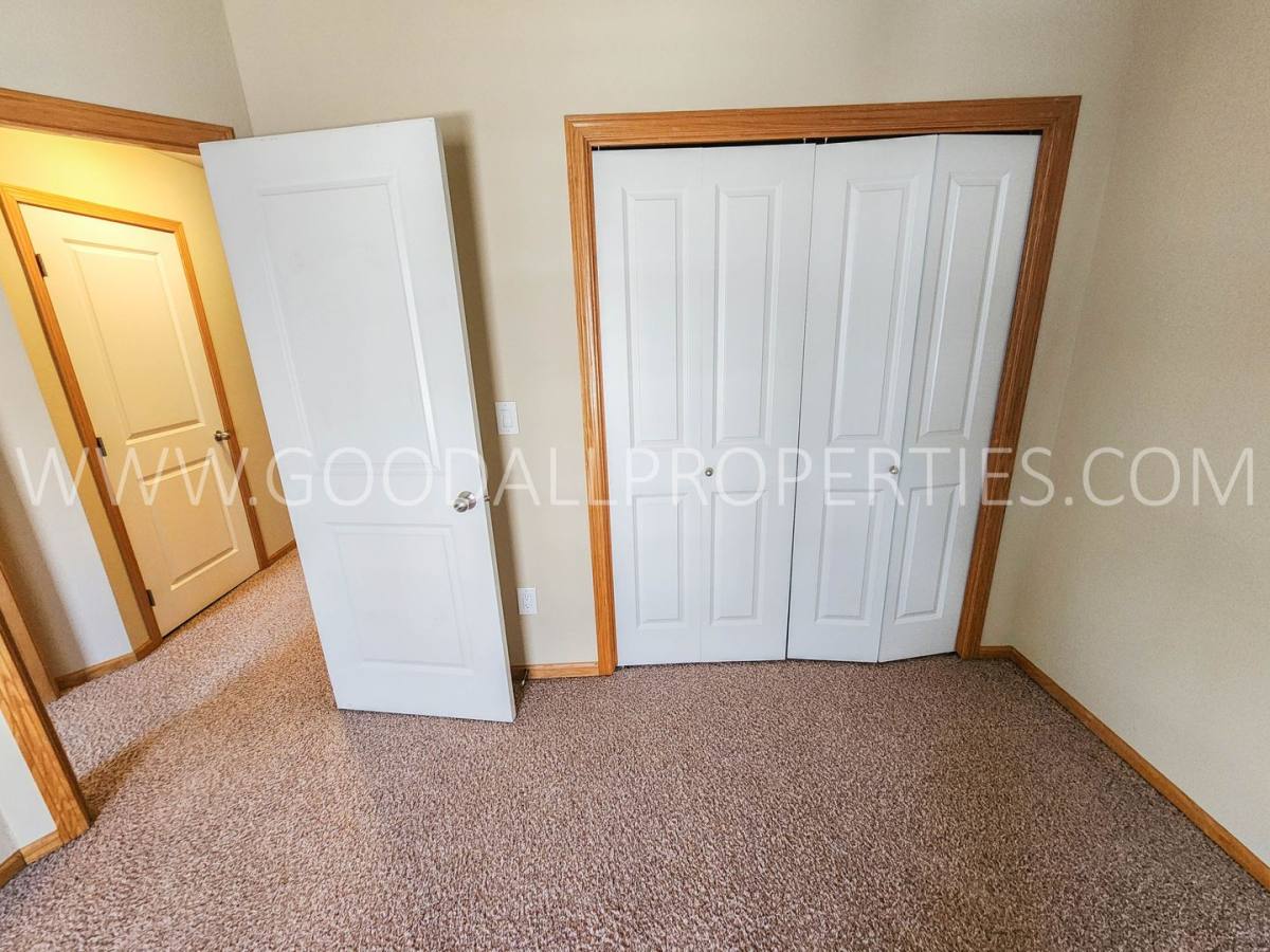 Townhouse for rent at 1116 Redstone Lane, Pleasant Hill, IA 50327