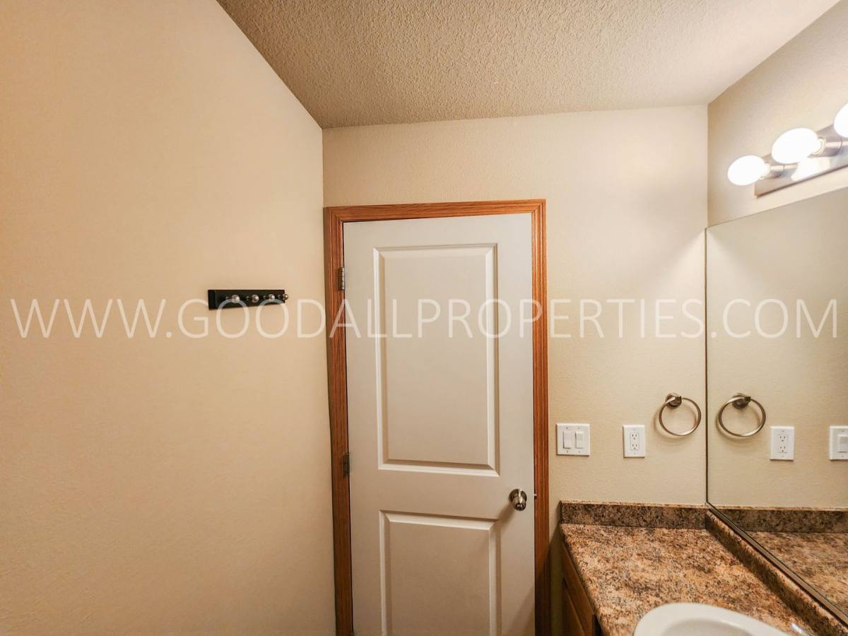 Townhouse for rent at 1116 Redstone Lane, Pleasant Hill, IA 50327