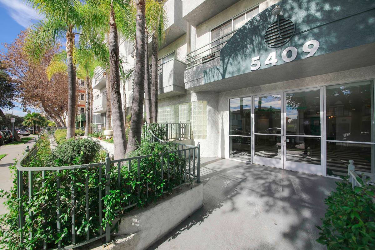 Apartment for rent at 5409 Carlton Way, Los Angeles, CA 90027