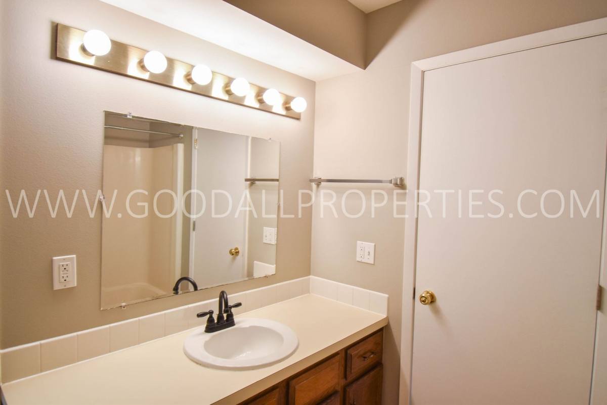House for rent at 716 Knolls Court, West Des Moines, IA 50265