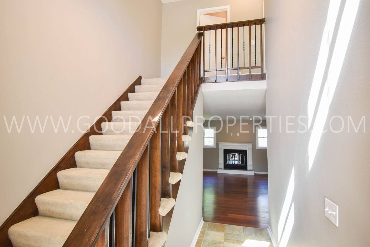 House for rent at 716 Knolls Court, West Des Moines, IA 50265