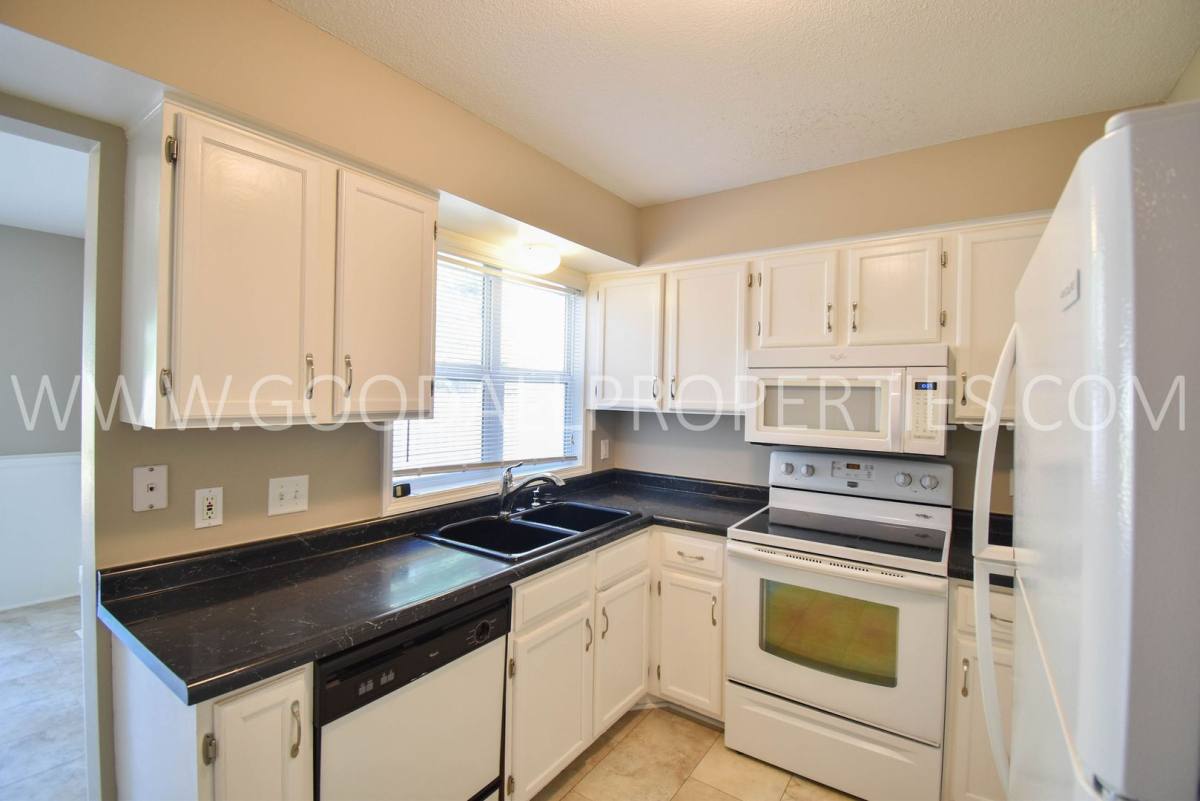 House for rent at 716 Knolls Court, West Des Moines, IA 50265