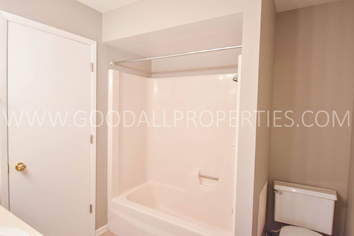 House for rent at 716 Knolls Court, West Des Moines, IA 50265