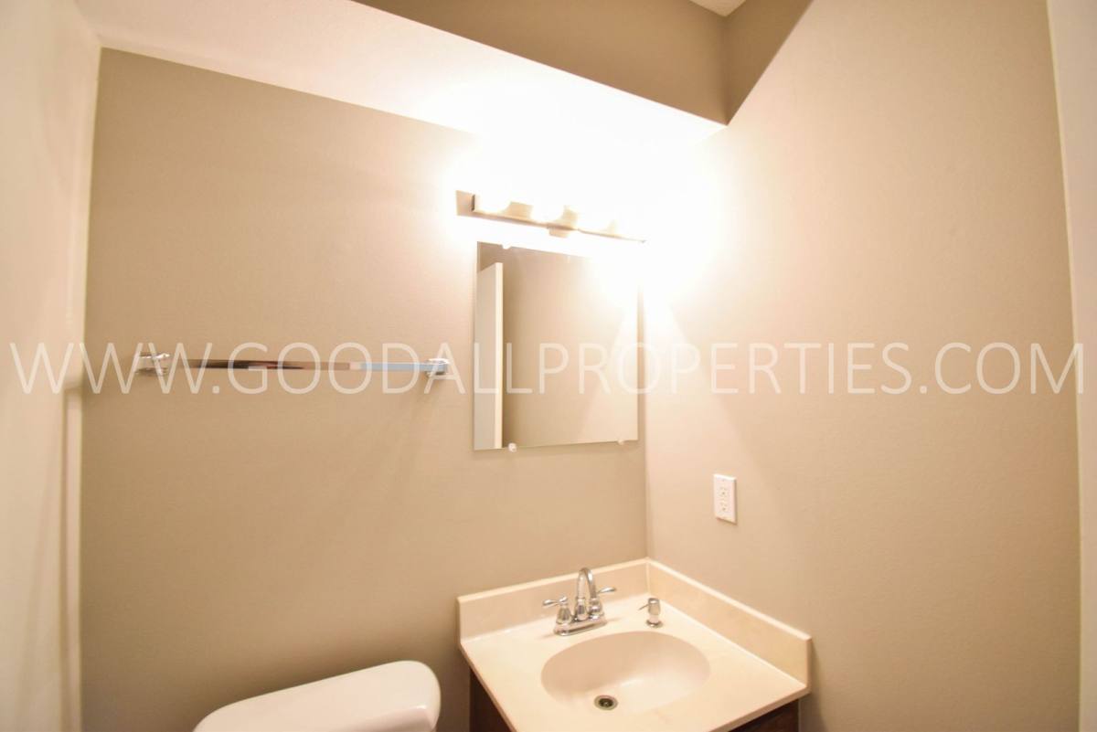 House for rent at 716 Knolls Court, West Des Moines, IA 50265