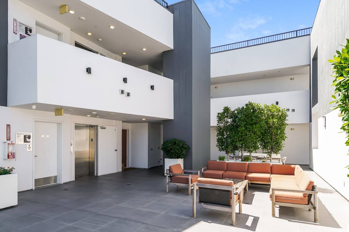 Apartment for rent at 521 N Gramercy Place, Los Angeles, CA 90004