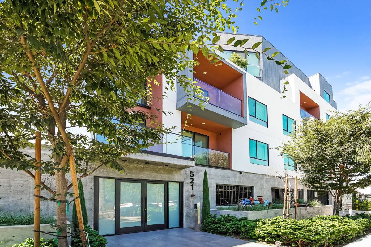 Apartment for rent at 521 N Gramercy Place, Los Angeles, CA 90004