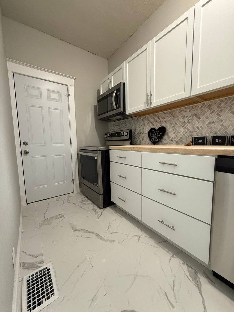 Apartment for rent at 1446 S 11th St, Lincoln, NE 68502