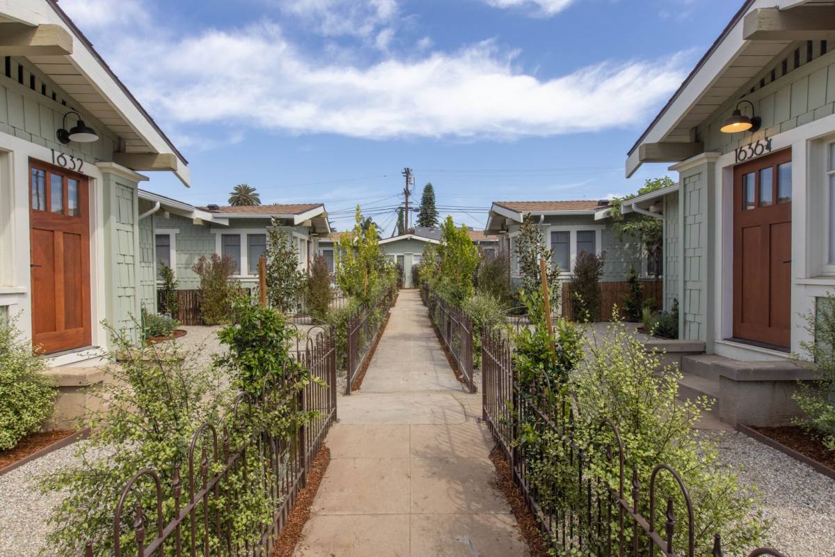 Apartment for rent at 1632 6th Ave, Los Angeles, CA 90019