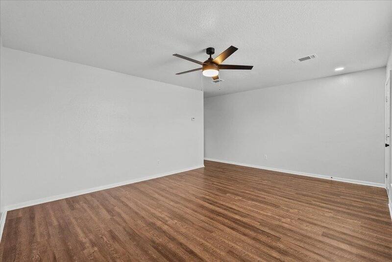 Apartment for rent at 2114 Saint Lucia Calle, Dickinson, TX 77539