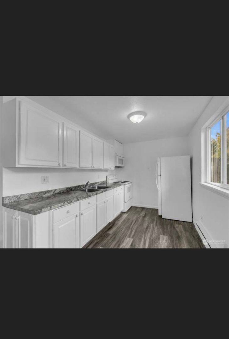 Apartment for rent at 2701 S 257th Place, Kent, WA 98032