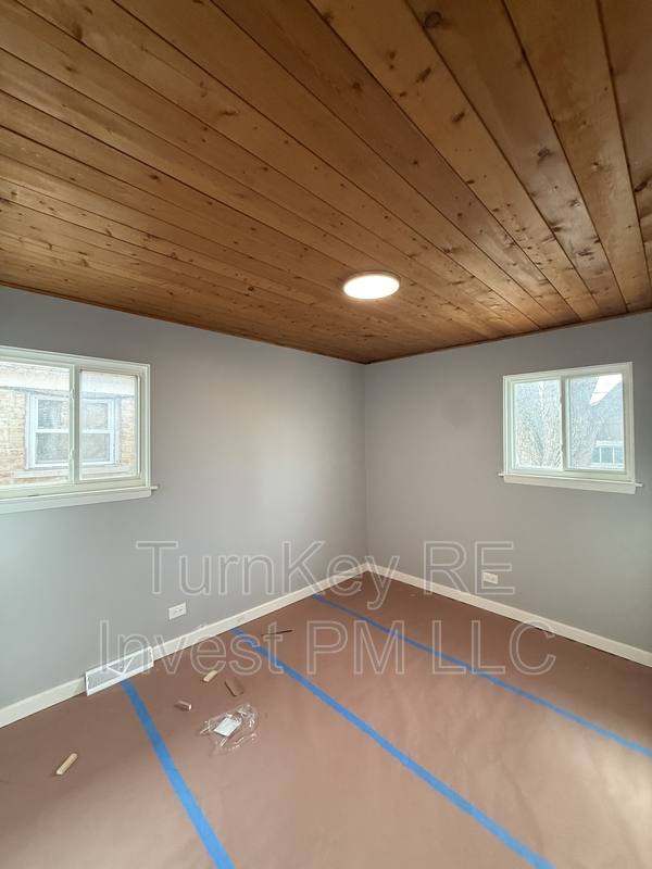House for rent at 7732 S Lotus Ave, Burbank, IL 60459