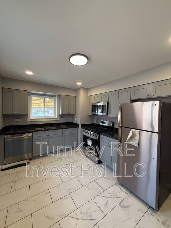 House for rent at 7732 S Lotus Ave, Burbank, IL 60459