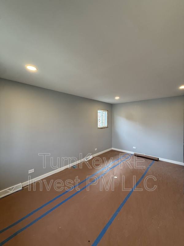 House for rent at 7732 S Lotus Ave, Burbank, IL 60459