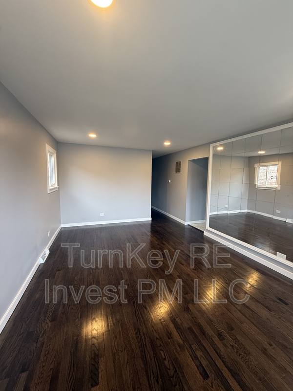 House for rent at 7732 S Lotus Ave, Burbank, IL 60459