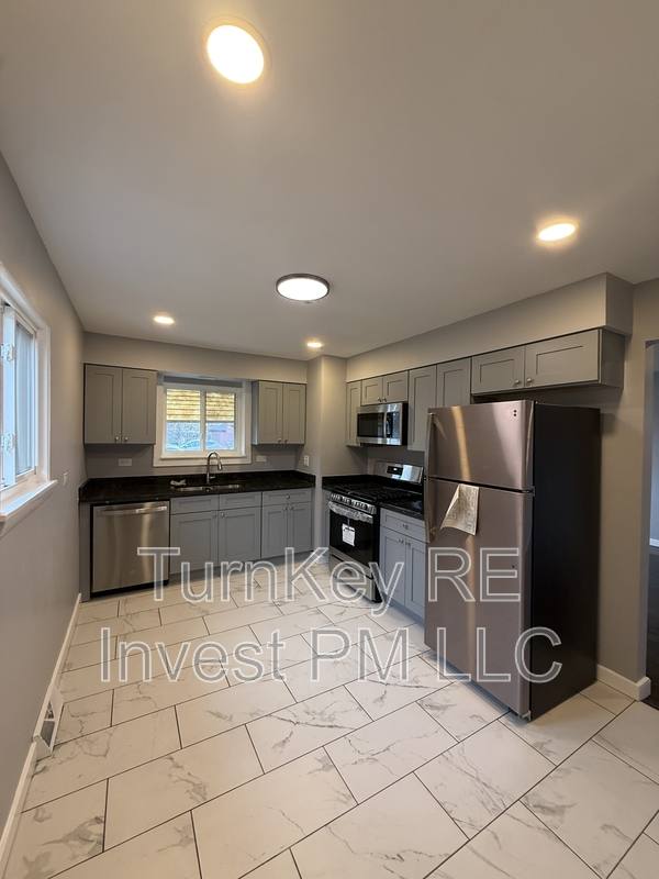 House for rent at 7732 S Lotus Ave, Burbank, IL 60459