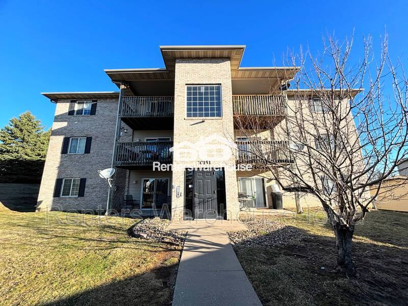 Apartment for rent at 10151 Sutton Place #8, Urbandale, IA 50322
