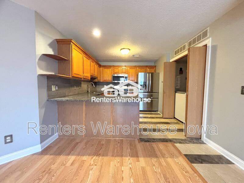 Apartment for rent at 10151 Sutton Place #8, Urbandale, IA 50322