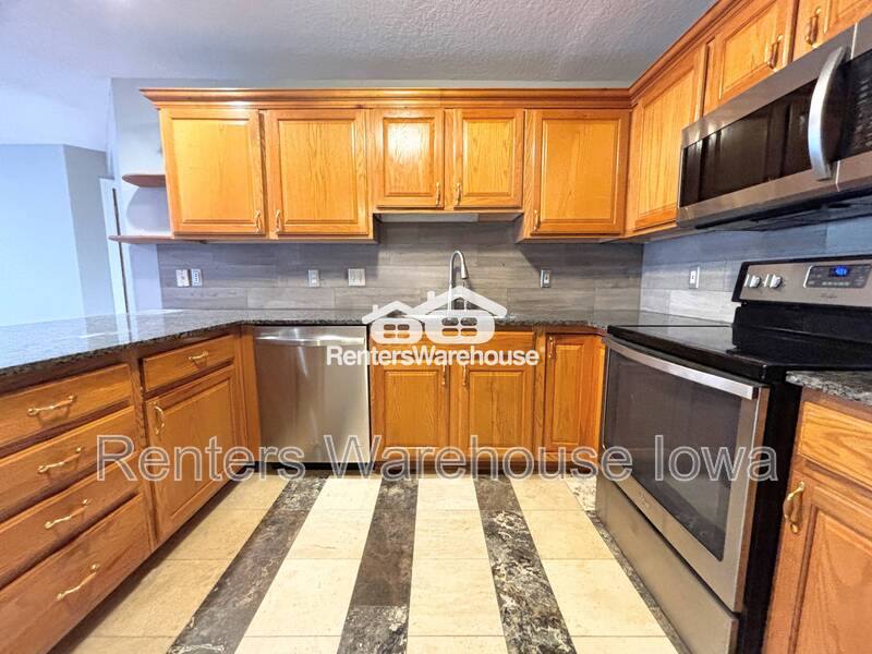 Apartment for rent at 10151 Sutton Place #8, Urbandale, IA 50322