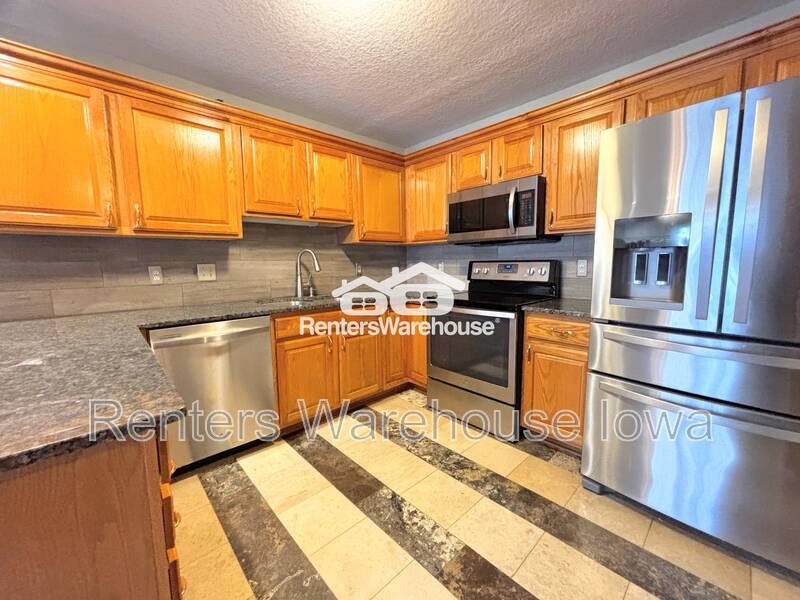 Apartment for rent at 10151 Sutton Place #8, Urbandale, IA 50322