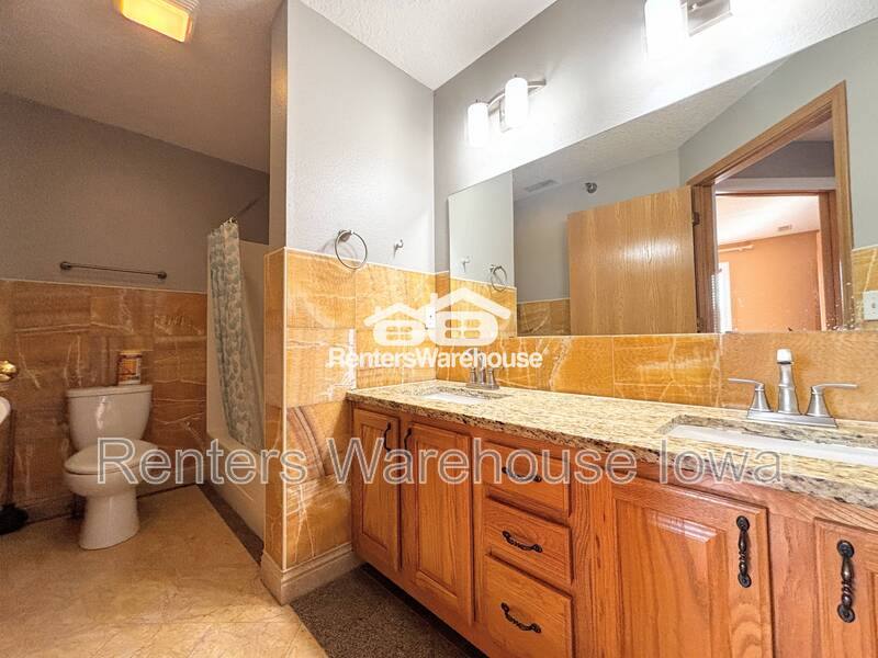 Apartment for rent at 10151 Sutton Place #8, Urbandale, IA 50322