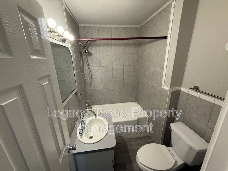 Apartment for rent at 318 College St #B, Cleburne, TX 76033