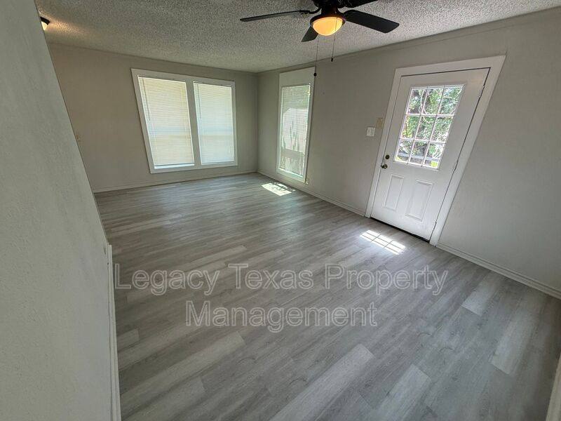 Apartment for rent at 318 College St #B, Cleburne, TX 76033