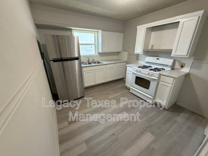 Apartment for rent at 318 College St #B, Cleburne, TX 76033