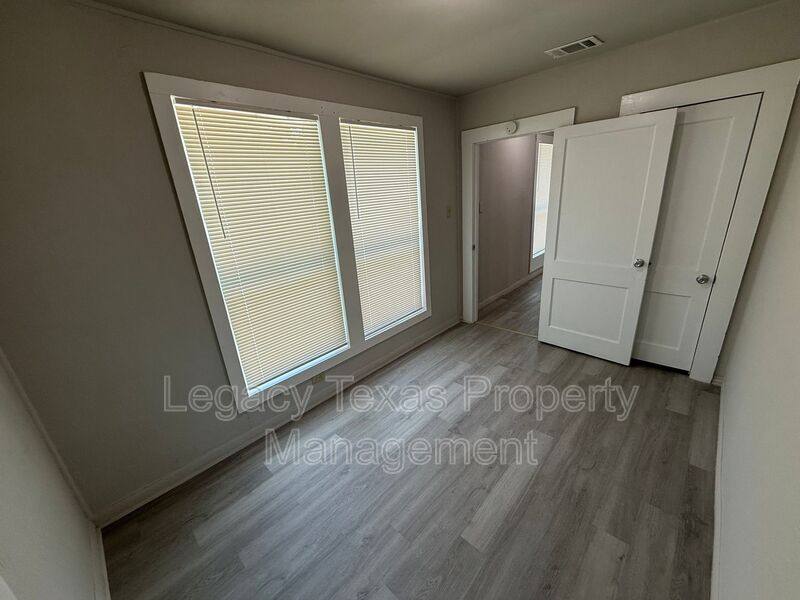 Apartment for rent at 318 College St #B, Cleburne, TX 76033