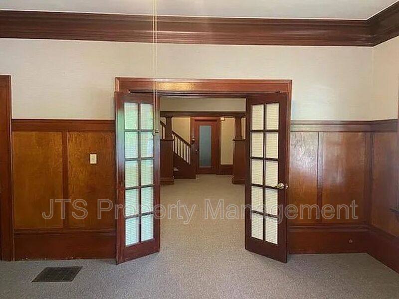 House for rent at 1015 27th St, Sacramento, CA 95816