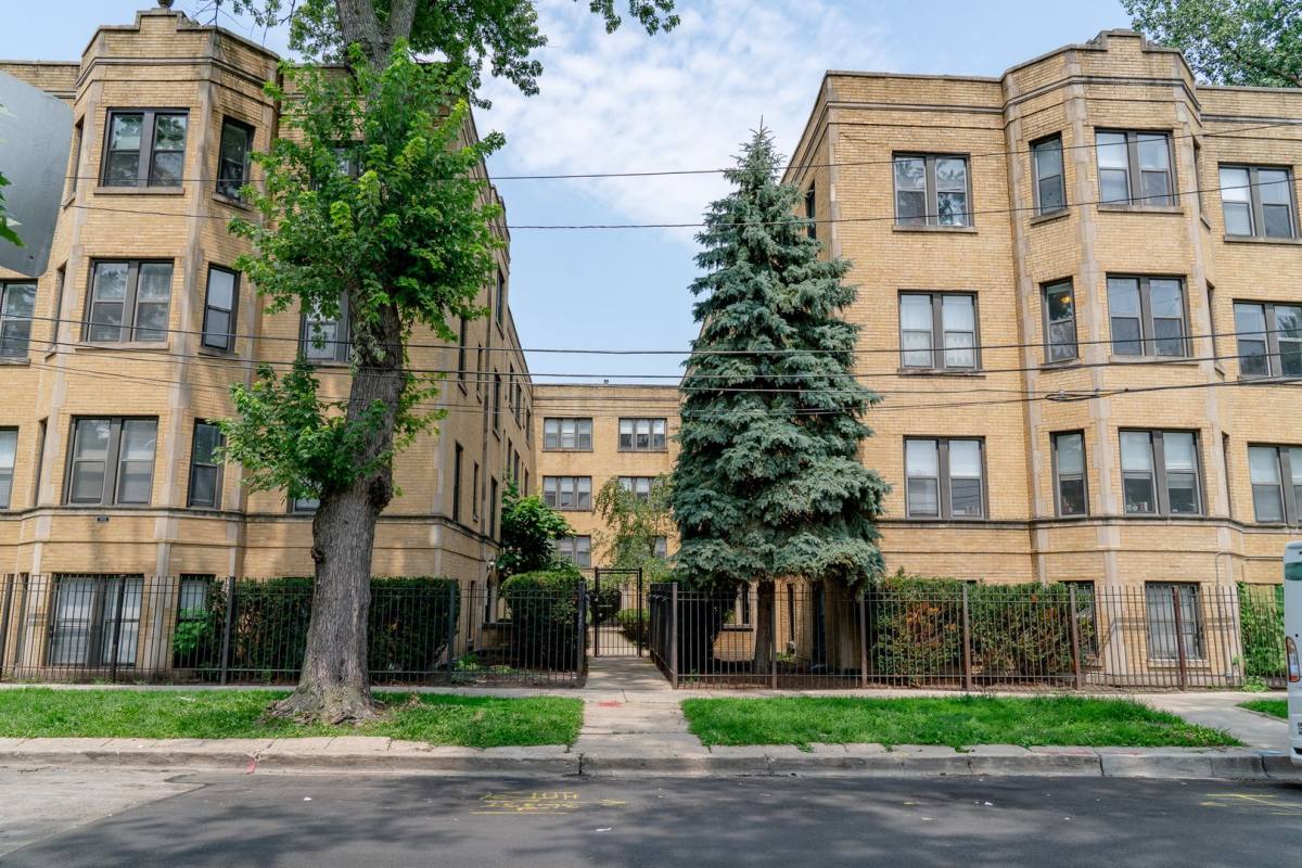 Apartment for rent at 3002-10 W Ainslie St, Chicago, IL 60625
