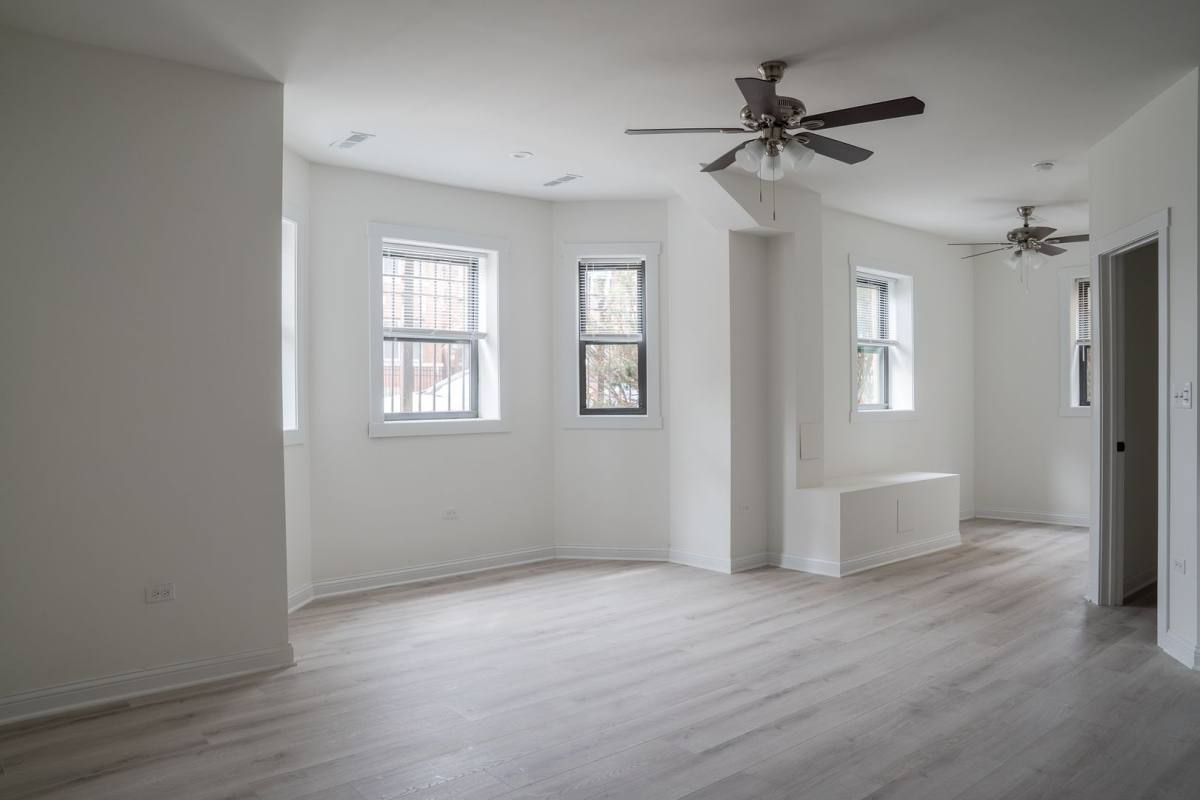 Apartment for rent at 3002-10 W Ainslie St, Chicago, IL 60625