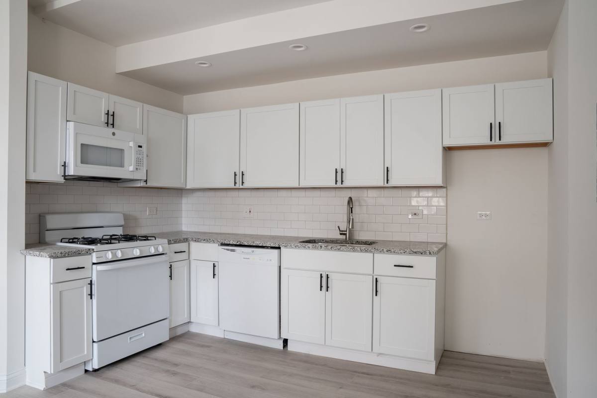 Apartment for rent at 3002-10 W Ainslie St, Chicago, IL 60625