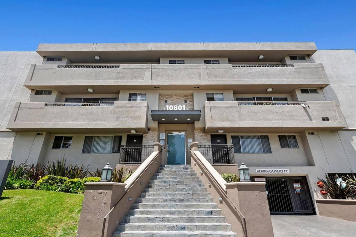 Apartment for rent at 10801 Rose Ave, Los Angeles, CA 90034