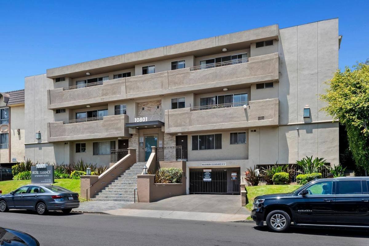 Apartment for rent at 10801 Rose Ave, Los Angeles, CA 90034