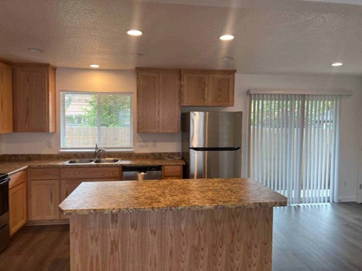 Apartment for rent at 1106 W 11th St, Medford, OR 97501
