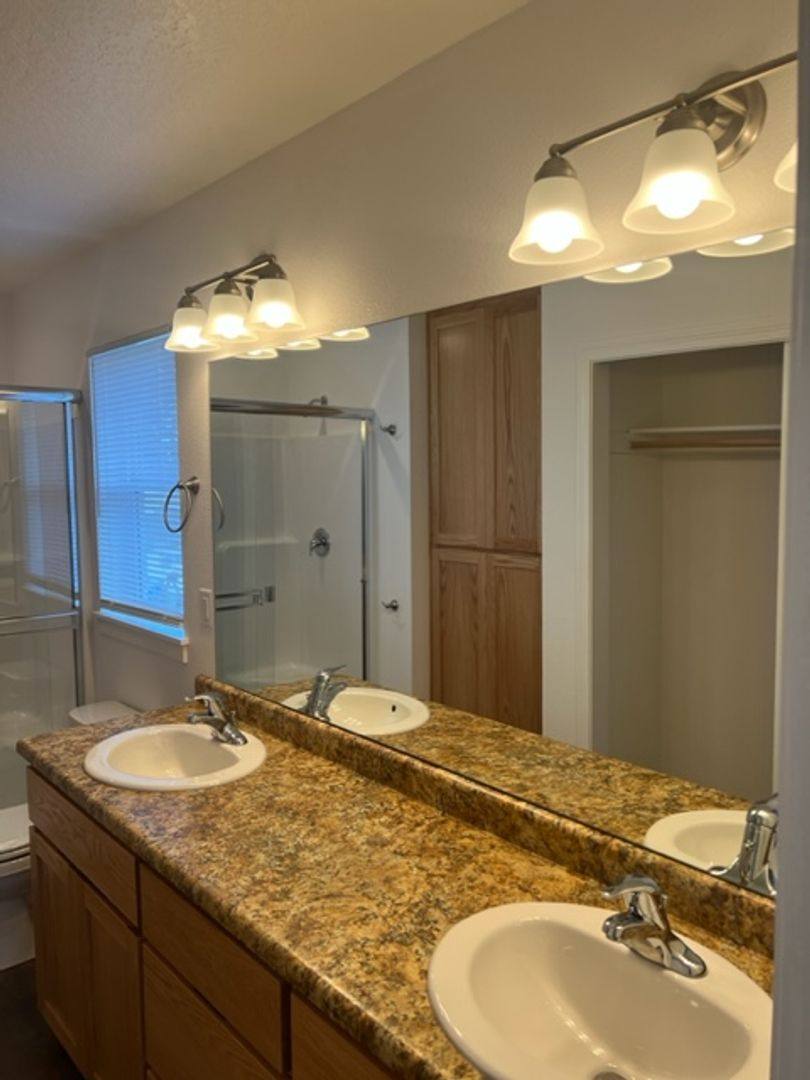 Apartment for rent at 1106 W 11th St, Medford, OR 97501