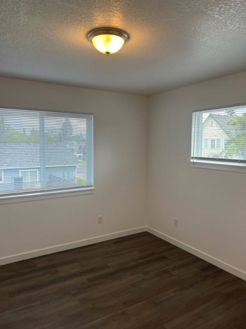 Apartment for rent at 1106 W 11th St, Medford, OR 97501