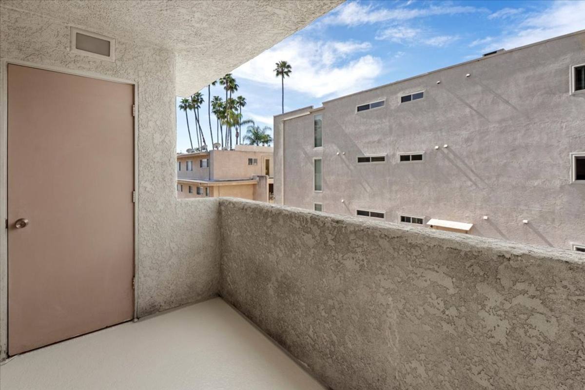 Condo for rent at 5325 Newcastle Ave, Encino, CA 91316