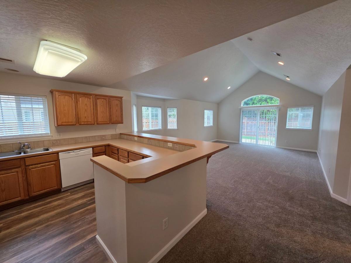Apartment for rent at 2940 Matt Dr, Eugene, OR 97408