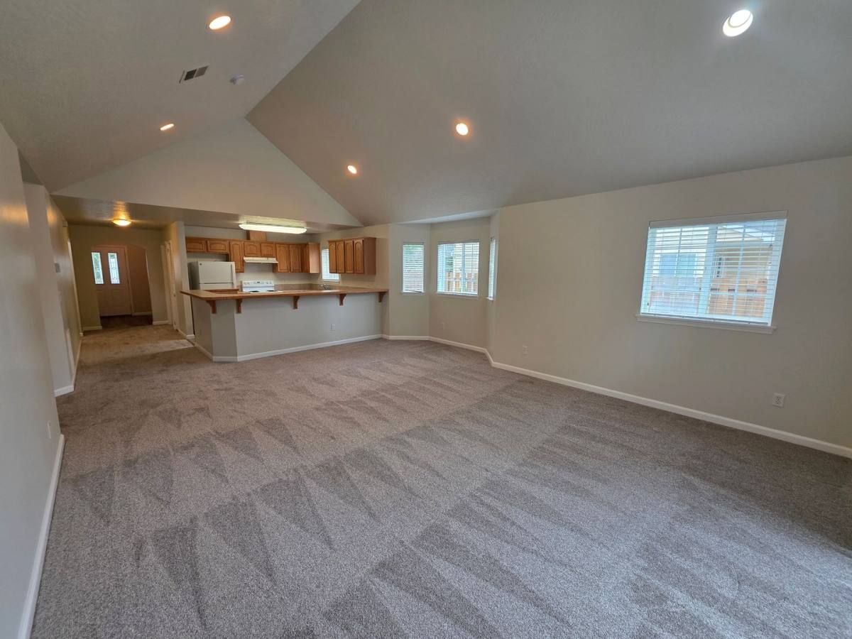 Apartment for rent at 2940 Matt Dr, Eugene, OR 97408