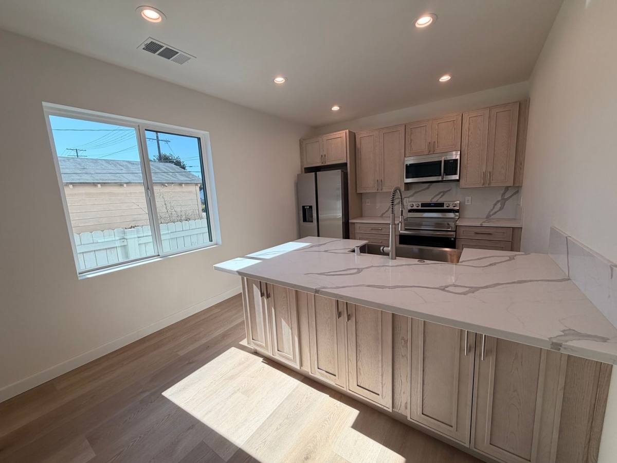 Apartment for rent at 2947-2949 Dalton Ave, Los Angeles, CA 90018