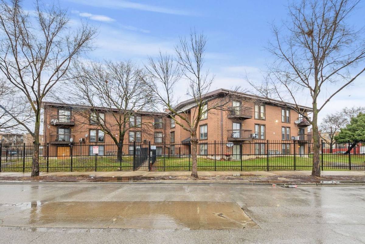 Apartment for rent at 3121-3153 W Madison St, Chicago, IL 60612