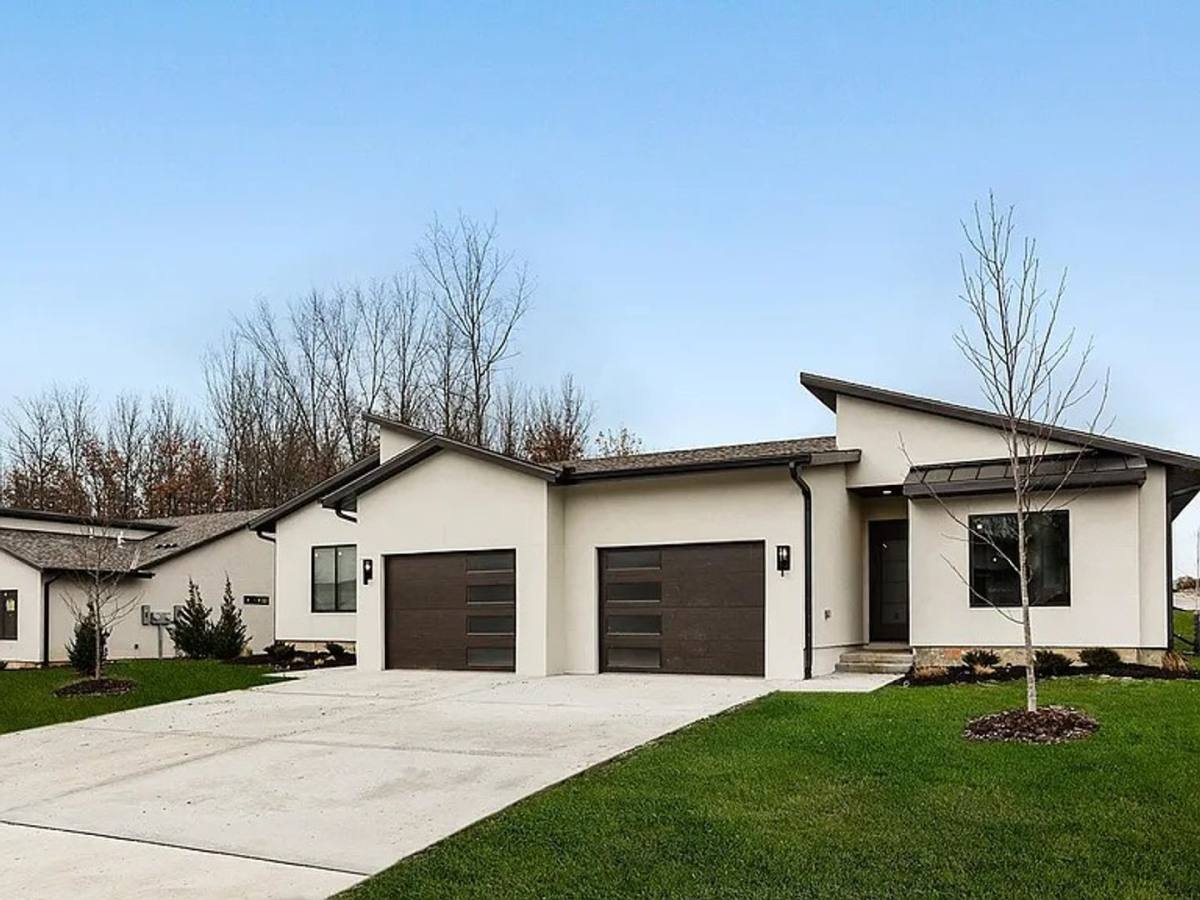 Apartment for rent at 105 & 107 E Maplewood Lane, Raymore, MO 64083