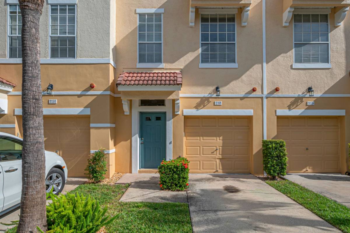 Townhouse for rent at 3168 Bayshore Oaks Dr, Tampa, FL 33611