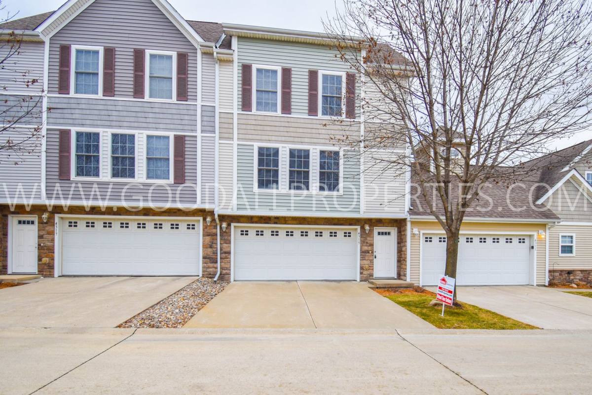 Townhouse for rent at 4315 152nd Court, Urbandale, IA 50323