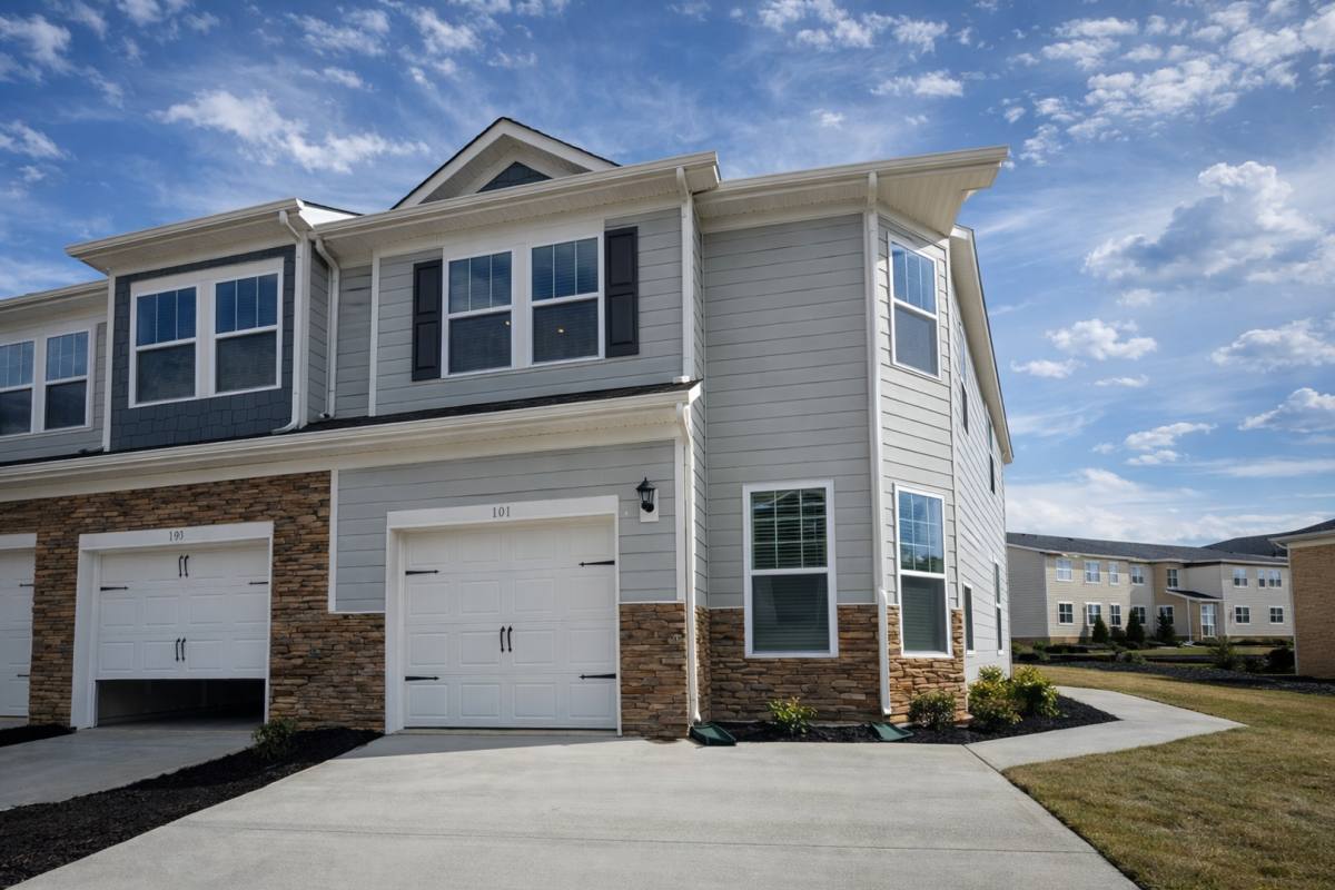 House for rent at 381 Creekview Rd, Hendersonville, NC 28792