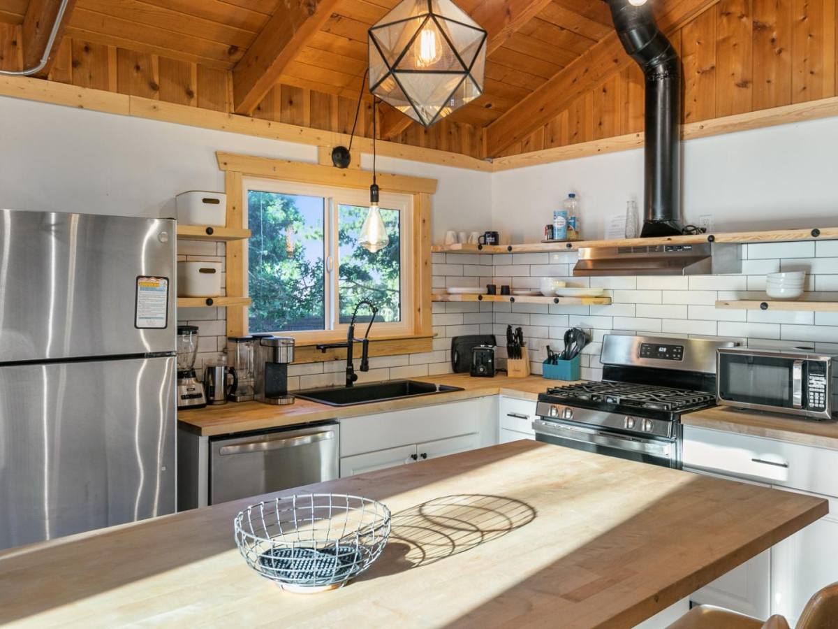 House for rent at 587 Arrowhead Villa Rd, Lake Arrowhead, CA 92352