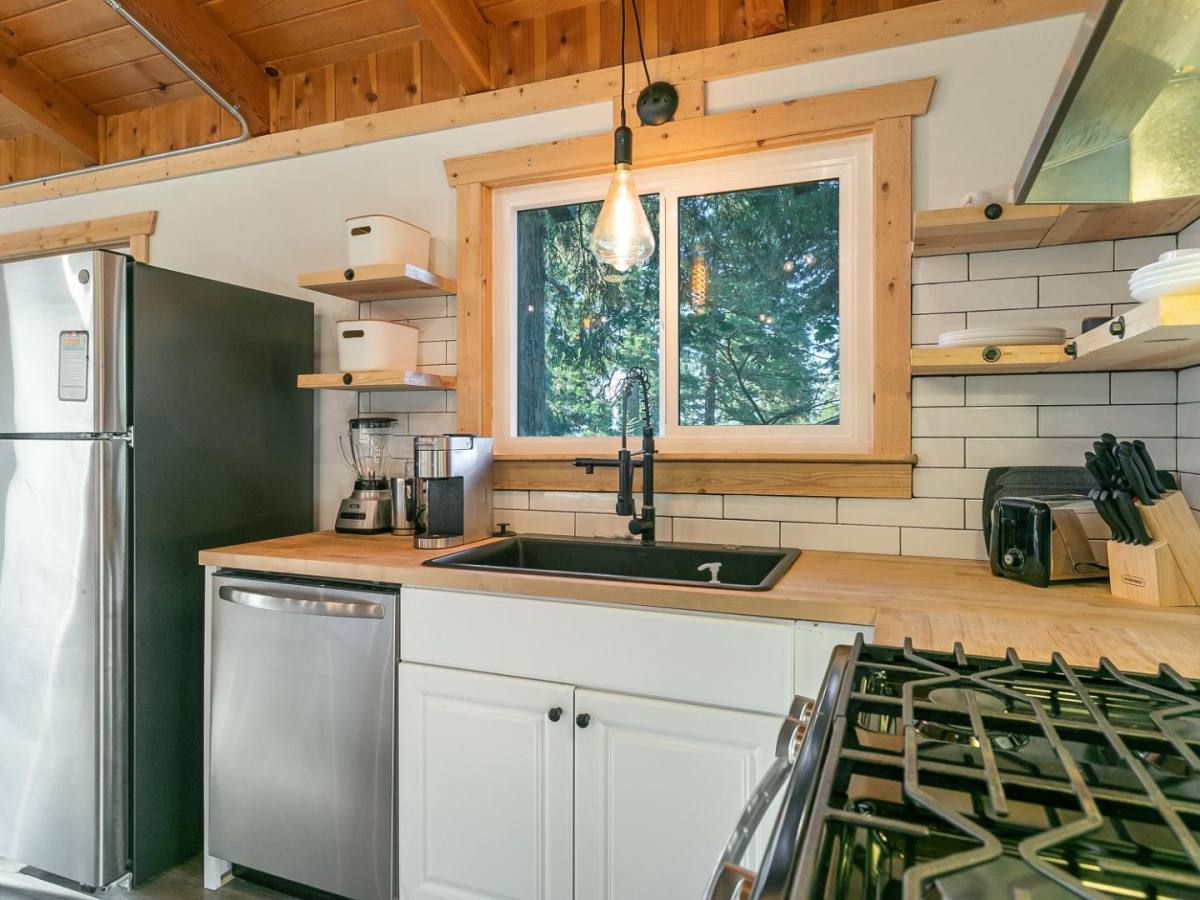 House for rent at 587 Arrowhead Villa Rd, Lake Arrowhead, CA 92352