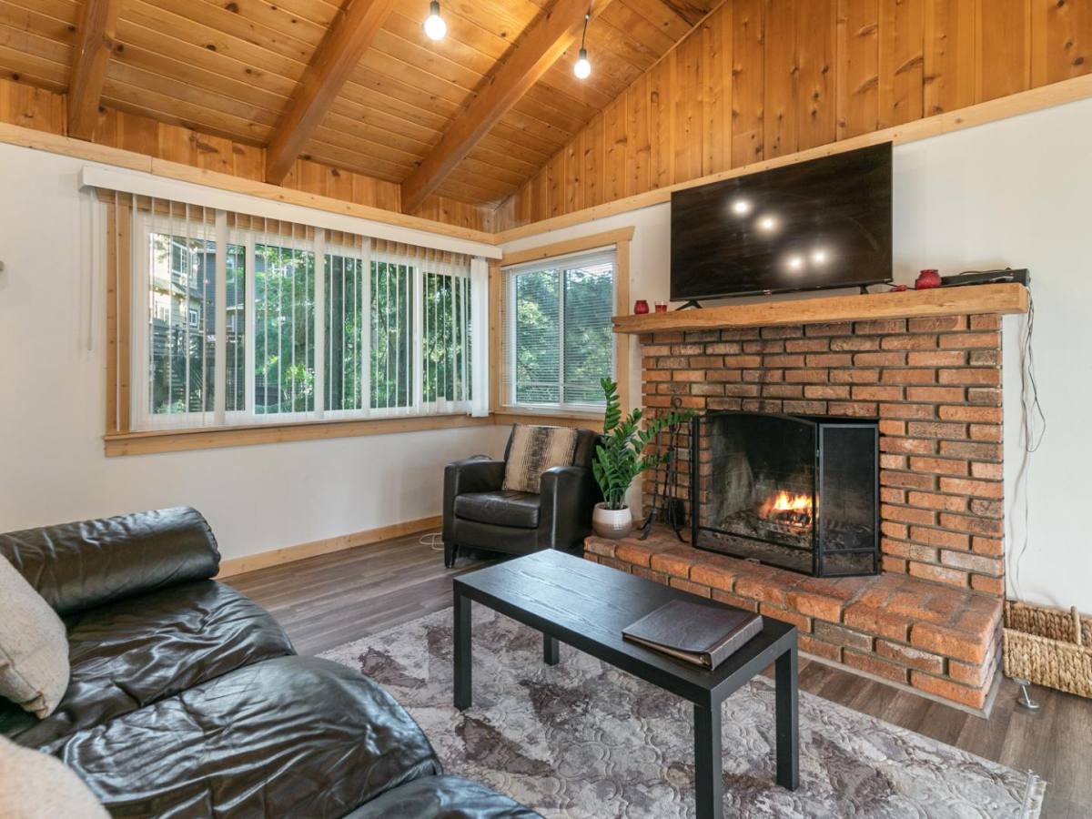 House for rent at 587 Arrowhead Villa Rd, Lake Arrowhead, CA 92352