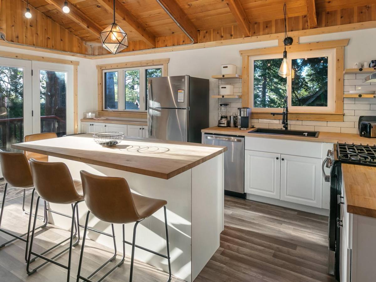 House for rent at 587 Arrowhead Villa Rd, Lake Arrowhead, CA 92352